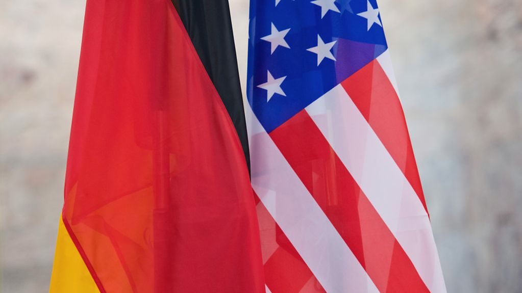 Flaggen der USA und Deutschland,