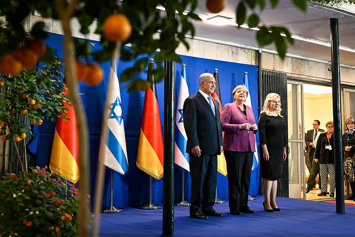 Bundeskanzlerin Angela Merkel wird bei anlässlich der Deutsch-Israelische Regierungskonsultationen von Israels Premierminister Benjamin Netanjahu begrüßt.