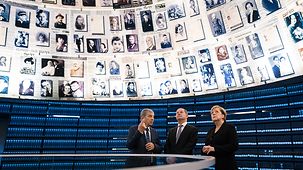 Bundeskanzlerin Angela Merkel und Olaf Scholz, Bundesminister der Finanzen, beim Besuch der Holocaust-Gedenkstätte Yad Vashem.
