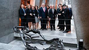 Bundeskanzlerin Angela Merkel und die Kabinettsmitglieder beim Besuch der Holocaust-Gedenkstätte Yad Vashem.