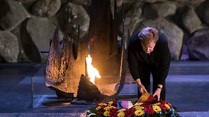 Bundeskanzlerin Angela Merkel legt beim Besuch der Holocaust-Gedenkstätte Yad Vashem einen Kranz nieder.