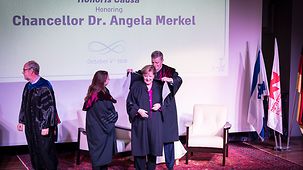 Bundeskanzlerin Angela Merkel bei der Verleihung der Ehrendoktorwürde der Universität Haifa.