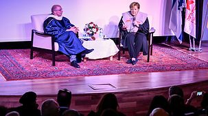 Bundeskanzlerin Angela Merkel im Gespräch mit Studenten nach der Verleihung der Ehrendoktorwürde der Universität Haifa.