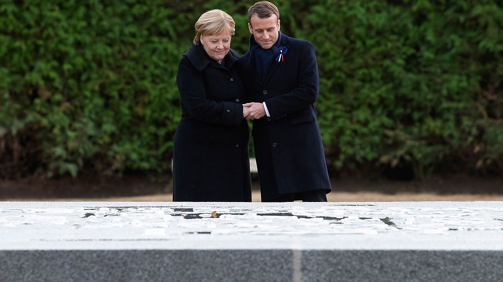 Kanzlerin Merkel und Frankreichs Präsident Macron gedenken auf der Lichtung von Rethondes in Compiègnes des Waffenstillstands vom 11. November 1918 zum Ende des Ersten Weltkriegs.