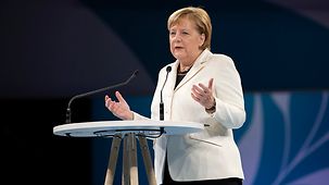 Bundeskanzlerin Angela Merkel spricht beim Pariser Friedernsforum.