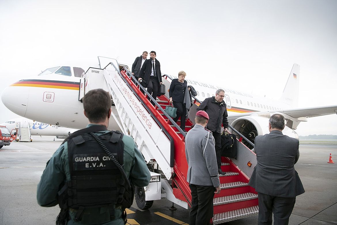Kanzlerin Merkel verlässt das Flugzeug