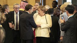 Merkel spricht mit Marcon.