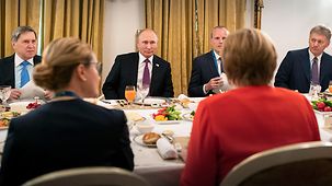 Merkel spricht mit Putin