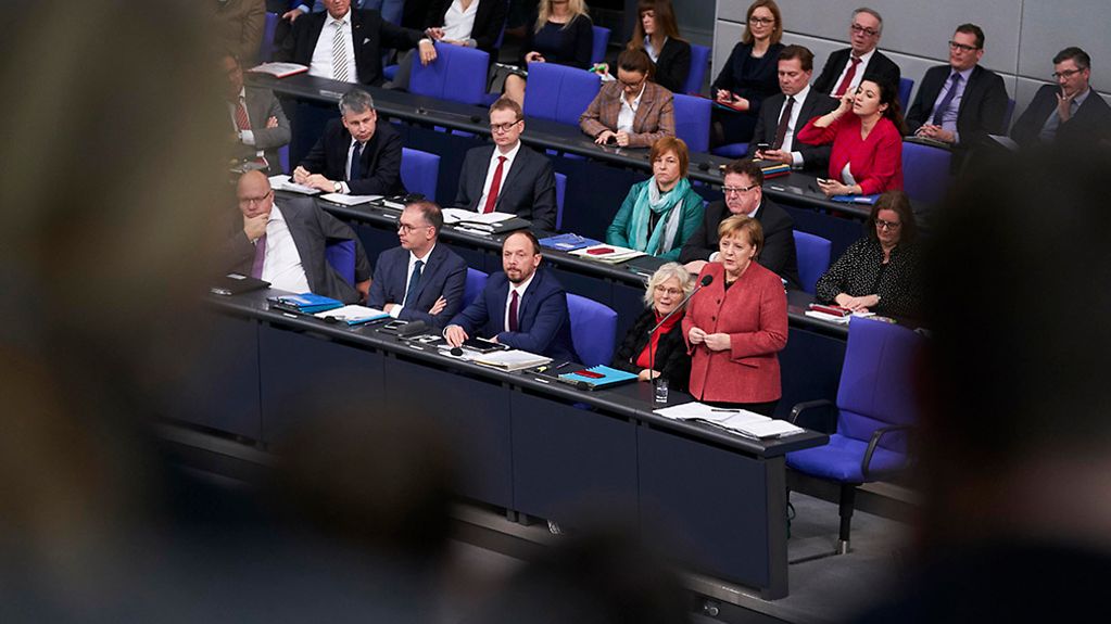 Bundeskanzlerin Angela Merkel bei einer Fragestunde im Bundestag. 