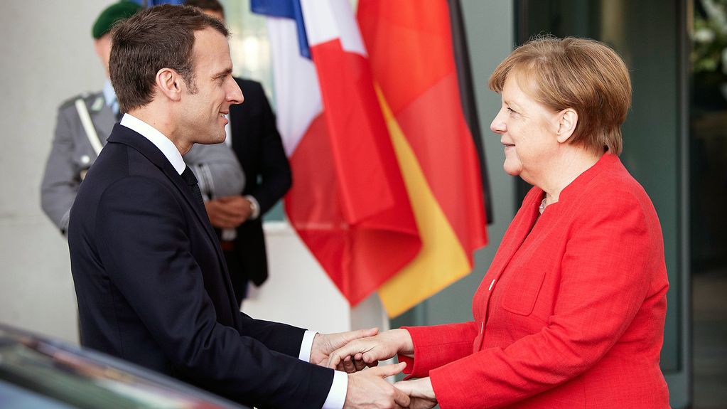 Bundeskanzlerin Merkel und der französische Präsidenten Macron vor dem Kanzleramt in Berlin.