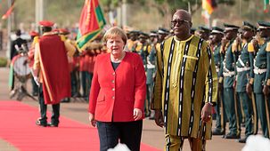 Bundeskanzlerin Angela Merkel und Roch Marc Kabore, Präsident von Burkina Faso, beim Empfang mit militärischen Ehren.