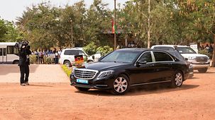 Das Fahrzeug mit Bundeskanzlerin Merkel in Burkina Faso.