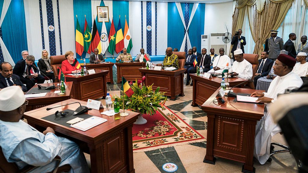 Bundeskanzlerin Angela Merkel im Gespräch mit Staatspräsidenten der G5-Sahel-Länder.
