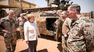 Bundeskanzlerin Angela Merkel im Gespräch mit Bundeswehrsoldaten.