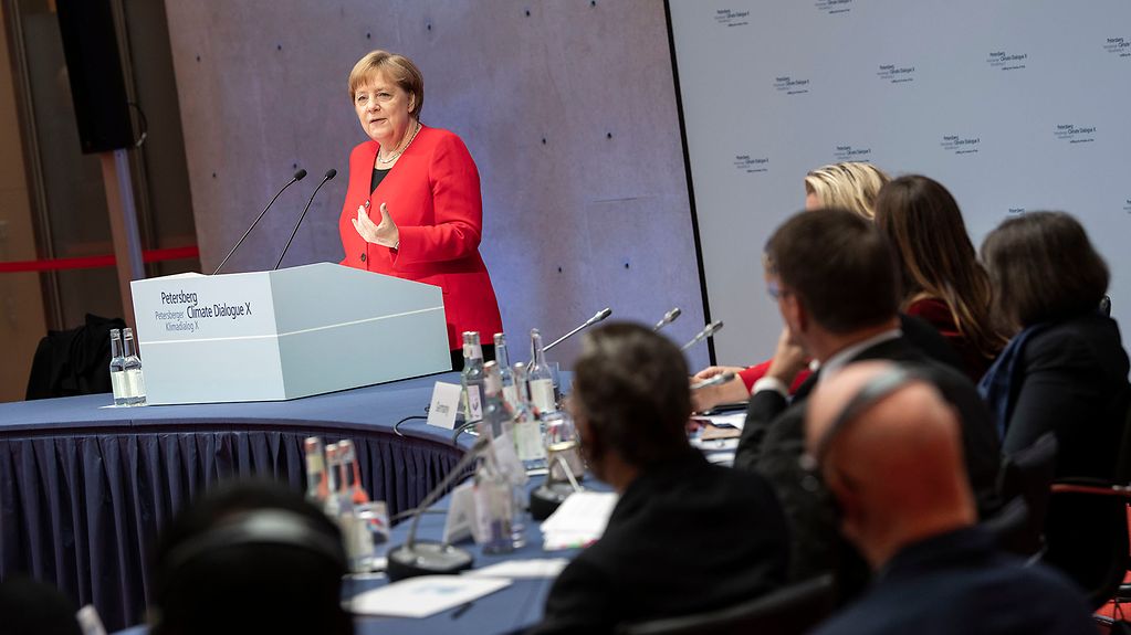 Bundeskanzlerin Angela Merkel spricht beim Petersberger Klimadialog