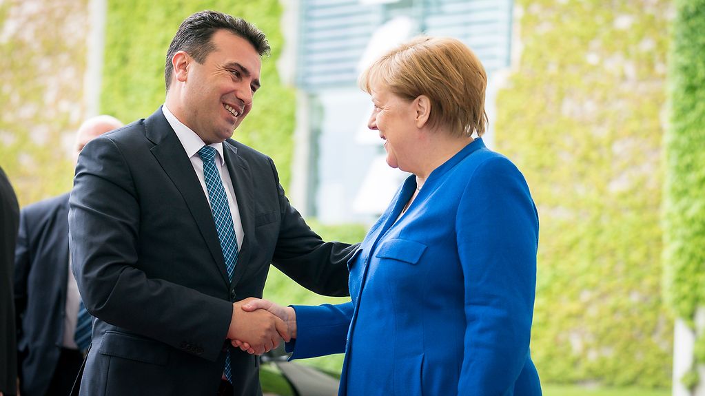 Bundeskanzlerin Angela Merkel begrüßt Zoran Zaev, Ministerpräsident der Republik Nordmazedonien. 
