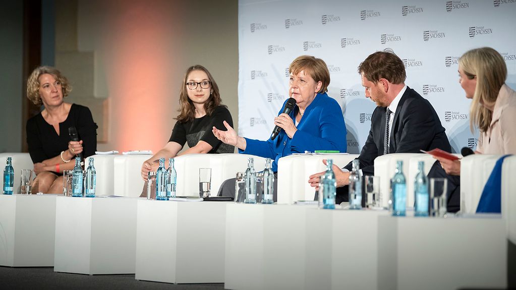 Kanzlerin Merkel bei einer Podiumsdiskussion beim Treffen des Frauennetzwerkes in Dresden.