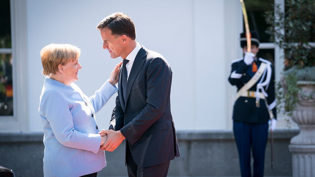 Bundeskanzlerin Angela Merkel und Mark Rutte, Ministerpräsident der Niederlande, bei der Begrüßung.