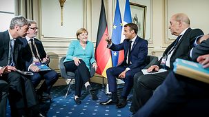 Bundeskanzlerin Angela Merkel im Gespräch mit Emmanuel Macron, Frankreichs Präsident, beim G7-Gipfel in Biarritz.