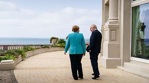 Bundeskanzlerin Angela Merkel im Gespräch mit Boris Johnson, Großbritanniens Premierminister, beim G7-Gipfel in Biarritz.