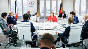 Bundeskanzlerin Angela Merkel mit den G7-Staatschefs während der ersten Arbeitssitzung.