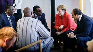 Bundeskanzlerin Merkel während eines informellen Gesprächs mit Regierungschefs der Outreach-Partnerländer.