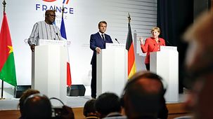 Bundeskanzlerin Angela Merkel beim G7-Gipfel in Biarritz während einer PK mit Frankreichs Präsident Emmanuel Macron und Roch Marc Christian Kabore, Präsident von Burkina Faso.