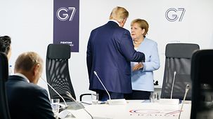 Bundeskanzlerin Angela Merkel im Gespräch mit US-Präsident Trump beim G7-Gipfel in Biarritz während einer PK mit Frankreichs Präsident Emmanuel Macron und Roch Marc Christian Kabore, Präsident von Burkina Faso.
