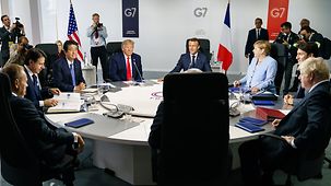 Bundeskanzlerin Angela Merkel beim G7-Gipfel in Biarritz während einer Sitzung.