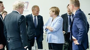 Bundeskanzlerin Angela Merkel beim G7-Gipfel in Biarritz im Gespräch mit Donald Tusk, Präsident des Europäischen Rates.