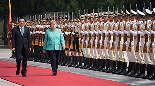 Bundeskanzlerin Angela Merkel wird von Chinas  Premierminister Li Keqiang mit militärischen Ehren begrüßt. 
