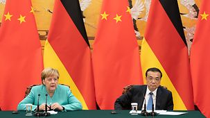 Bundeskanzlerin Angela Merkel und Li Keqiang, Chinas Premierminister, bei einer gemeinsamen Pressekonferenz.