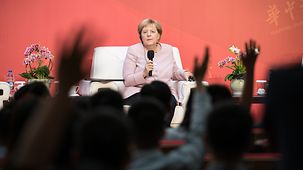 Bundeskanzlerin Angela Merkel während einer Diskussion mit Studenten.