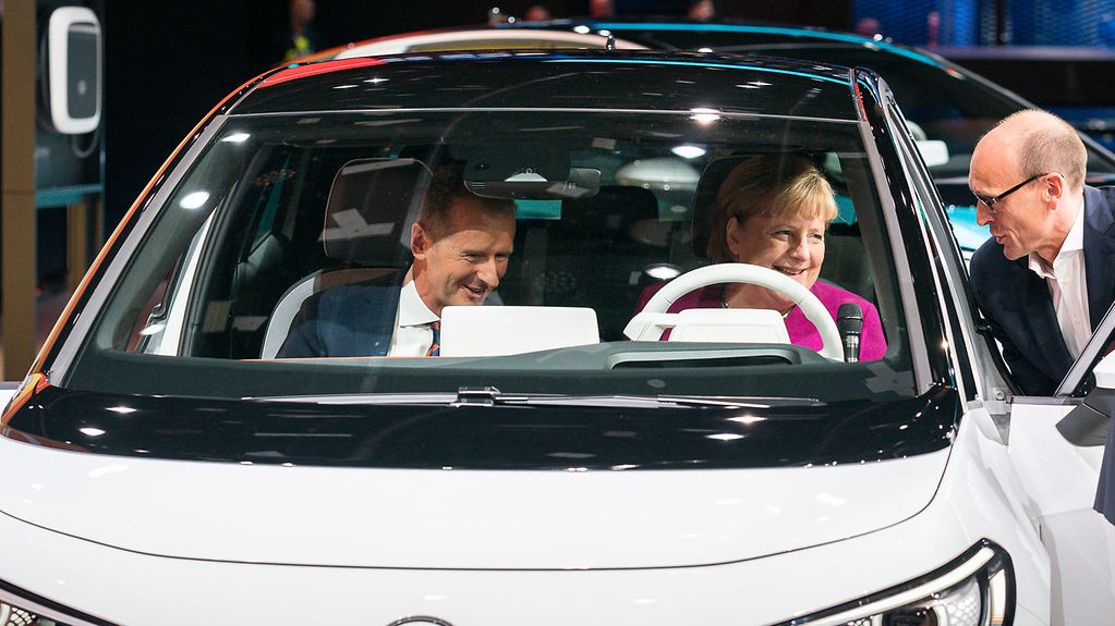 Bundeskanzlerin Angela Merkel beim Rundgang über die Internationale Automobilausstellung am Stand von Volkswagen.