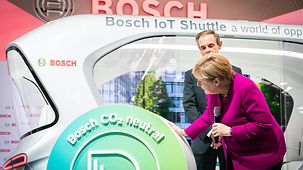Bundeskanzlerin Angela Merkel beim Rundgang auf der 68. Internationalen Automobilausstellung am Stand von Bosch.