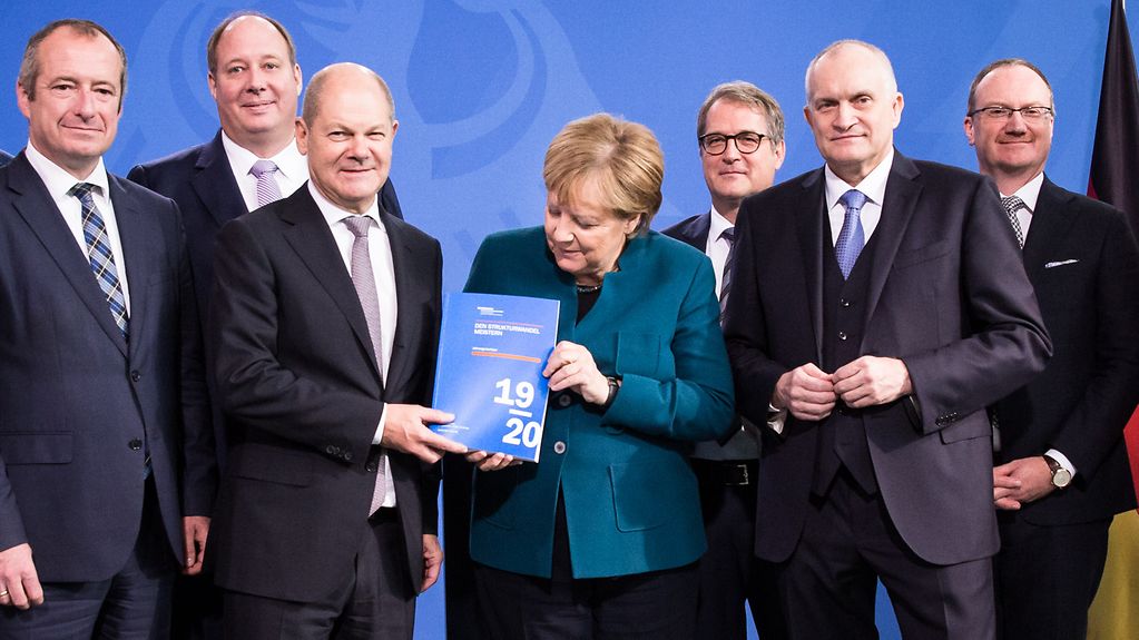 Der Sachverständigenrat überreicht sein Jahresgutachten an Kanzlerin Angela Merkel und Vizekanzler Olaf Scholz.