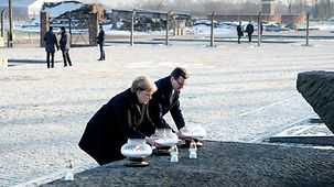 Die Kanzlerin entzündet eine Kerze in der Gedenkstätte des ehemaligen Konzentrationslager Auschwitz.