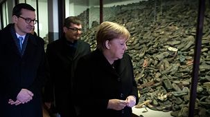 Die Kanzlerin bei ihrer Besichtigung des ehemaligen Konzentrationslagers Auschwitz