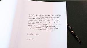 Eintrag des Kanzlerin in das Gästebuch der Gedenkstätte.