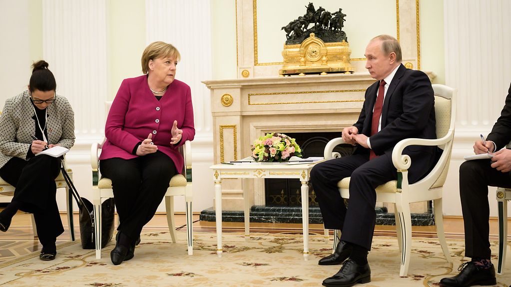 Sur la photo, Angela Merkel en conversation avec Vladimir Poutine