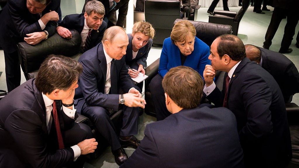 Bundeskanzlerin Angela Merkel im Gespräch mit Abdel Fattah Al-Sisi, Ägyptens Präsident, Wladimir Putin, Russlands Präsident, Emmanuel Macron, Frankreichs Präsident, und Giuseppe Conte, Italiens Ministerpräsident.