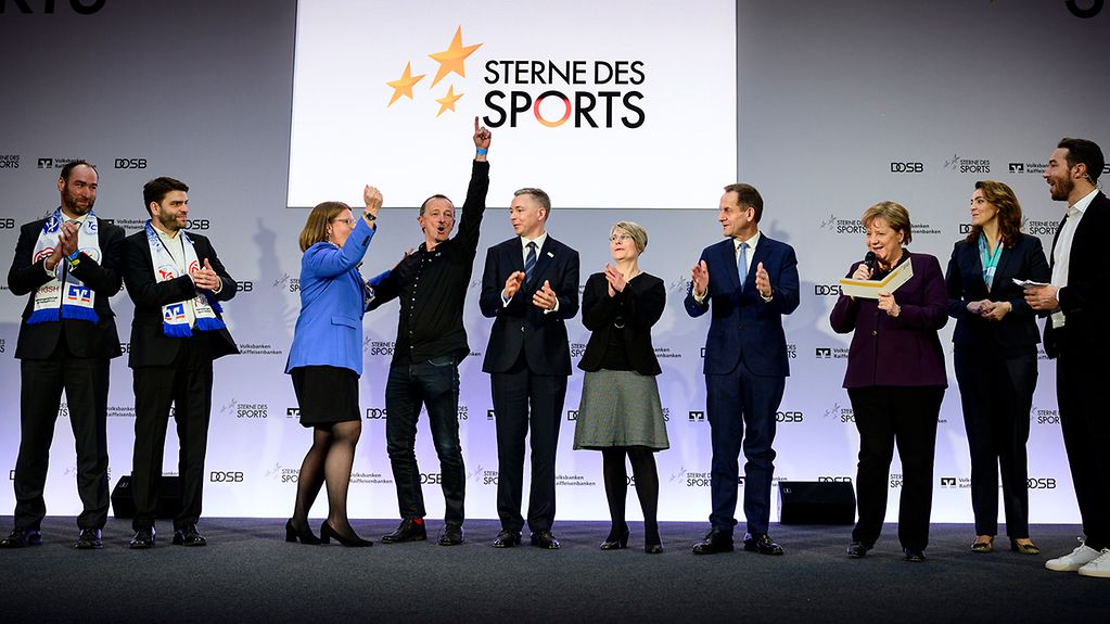 Bundeskanzlerin Angela Merkel bei der Verleihung der "Sterne des Sports" auf der Bühne.