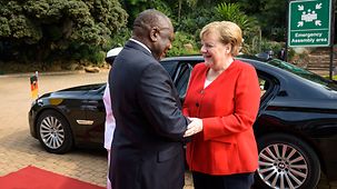 Bundeskanzlerin Angela Merkel bei der Begrüßung mit Cyril Ramaphosa, Südafrikas Präsident.