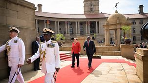 Bundeskanzlerin Angela Merkel mit Cyril Ramaphosa, Südafrikas Präsident, bei den militärischen Ehren.
