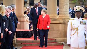 Bundeskanzlerin Angela Merkel mit Cyril Ramaphosa, Südafrikas Präsident, bei den militärischen Ehren.