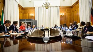 Bundeskanzlerin Angela Merkel im Gespräch mit Cyril Ramaphosa, Südafrikas Präsident.