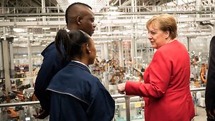 Bundeskanzlerin Angela Merkelim Gespräch mit Auszubildeten im BMW-Werk.