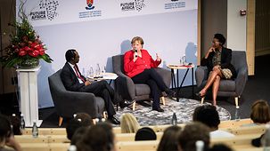 Bundeskanzlerin Angela Merkel auf der Bühne während einer Diskussionsveranstaltung in der Universität von Pretoria.