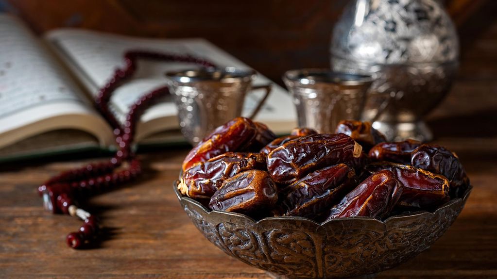 Das Bild zeigt eine Schale getrocknete Datteln, mit denen viele Muslime während des Ramadan ihr Fasten brechen.