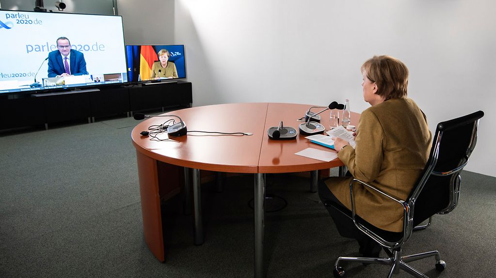 Bundeskanzlerin Angela Merkel während einer Videokonferenz mit den Europa- Ausschüssen der EU-Mitgliedstaaten und des Europäischen Parlamentes (COSAC).